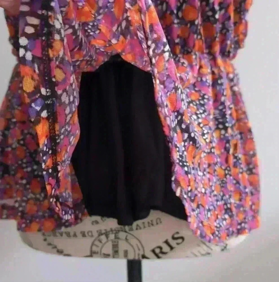 NINE WEST | Women's Multicolor Round Neck Short Sleeved Ruffled Blouse - Picture 5 of 6